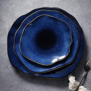 Kattögablå keramisk tallrik, oregelbunden modern japansk serveringsskål