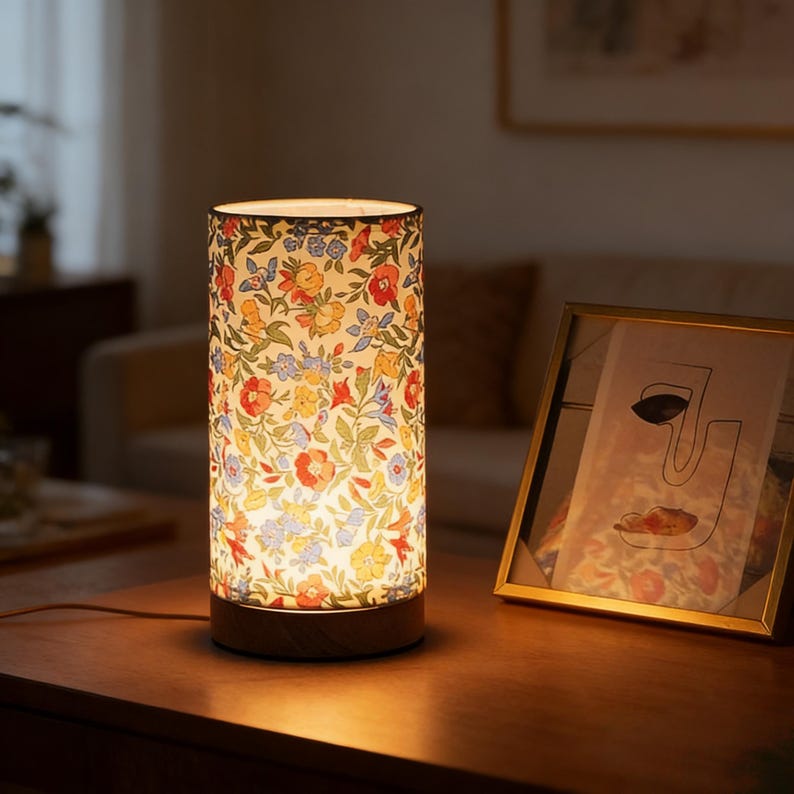 Lámpara de mesa cilíndrica con diseño floral vintage: elegante lámpara de noche para dormitorio y sala de estar.