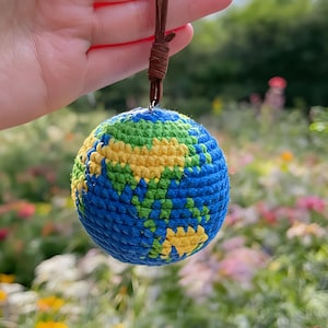 Può includere: Una tazza di ceramica bianca con manico nero e la scritta "But First, Coffee" in nero, con un carattere a mano. La tazza è su una superficie bianca.