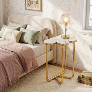 Mesa lateral estreita em branco e dourado | Mesa de apoio com detalhe de meia flor | Mesa de cabeceira em imitação de mármore com estrutura dourada | Decoração moderna para quarto e sala de estar