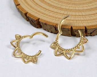 16G gouden bloemblaadje clickerring / gouden scharnierende hoepel voor septum Daith Helix en kraakbeenpiercings / Minimale bloemensieraden van chirurgisch staal