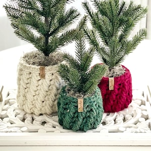 Crochet Christmas Planter Cover Pattern - Feather Stitch Plant Pot Cozy, Holiday Table Decor PDF