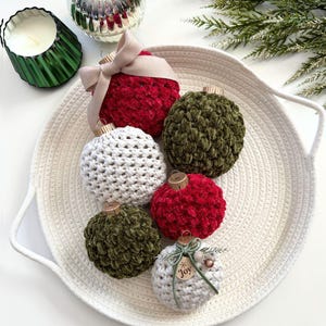 Crochet Christmas Ornament Pattern 114 - Flat Disc Ornament, Crochet Bauble, DIY Tree Decorations, Holiday Decor