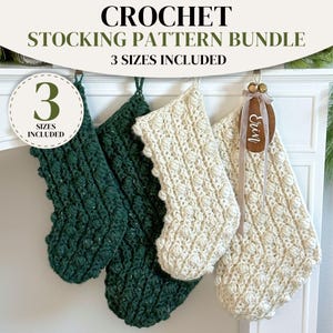 Peut inclure: Un ensemble de modèles de chaussettes de Noël au crochet en trois tailles. L'image montre deux chaussettes vert foncé et deux chaussettes crème texturées avec des points noisette. Une chaussette crème porte une étiquette en bois nommée Erin.