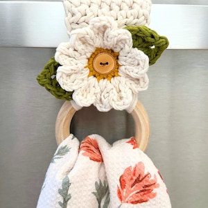 Crochet Daisy Flower Appliqué Pattern for Towel Holders - DIY Bag Charm, Spring Garland, Floral Crochet Pattern image 4