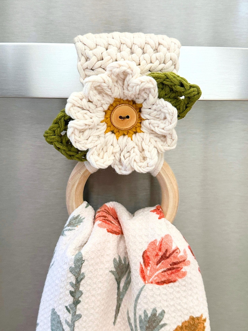 Crochet Daisy Flower Appliqué Pattern for Towel Holders - DIY Bag Charm, Spring Garland, Floral Crochet Pattern image 4