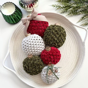 Crochet Christmas Ornament Pattern 114 - Flat Disc Ornament, Crochet Bauble, DIY Tree Decorations, Holiday Decor