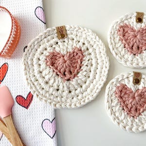 Patrón de ganchillo para hacer tú mismo / Patrón de posavasos y salvamanteles con forma de corazón a ganchillo / Patrón de ganchillo para la cocina / Patrón para el Día de San Valentín imagen 4