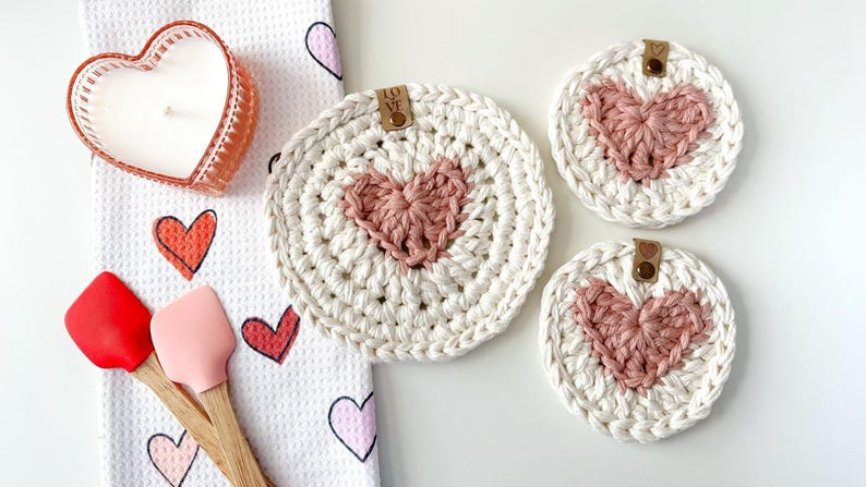 Patrón de ganchillo para hacer tú mismo / Patrón de posavasos y salvamanteles con forma de corazón a ganchillo / Patrón de ganchillo para la cocina / Patrón para el Día de San Valentín imagen 4