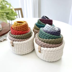 MOTIF AU CROCHET | Ensemble de 6 bols gigognes arc-en-ciel | Jouet empilable pour tout-petit | Paniers en laine super épaisse pour débutants