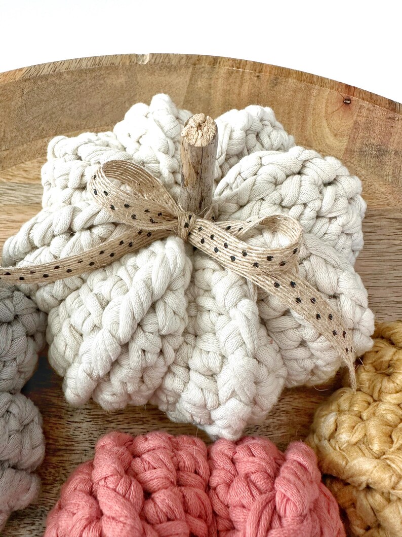 Schema per realizzare una piccola zucca all'uncinetto - Zucca rustica amigurumi in PDF, decorazioni autunnali e di Halloween, decorazioni fai da te per il Giorno del Ringraziamento immagine 15