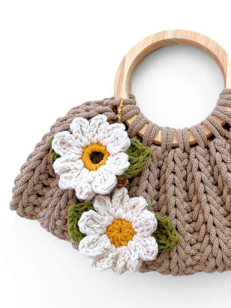 Crochet Daisy Flower Appliqué Pattern for Towel Holders - DIY Bag Charm, Spring Garland, Floral Crochet Pattern image 5
