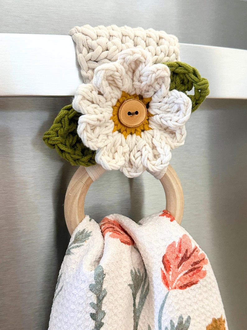 Crochet Daisy Flower Appliqué Pattern for Towel Holders - DIY Bag Charm, Spring Garland, Floral Crochet Pattern image 1