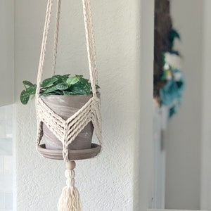 Häkelmuster für Pflanzenaufhänger DIY-Häkelmuster Gehäkelter Pflanzenaufhänger Boho Pflanzenaufhänger Moderner, von Makramee inspirierter Pflanzenaufhänger Bild 8