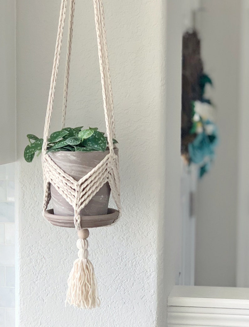 Häkelmuster für Pflanzenaufhänger DIY-Häkelmuster Gehäkelter Pflanzenaufhänger Boho Pflanzenaufhänger Moderner, von Makramee inspirierter Pflanzenaufhänger Bild 8