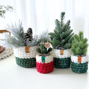 Wzór na szydełkowe ozdoby świąteczne – osłonka na doniczkę, ocieplacz na doniczkę lub sweter, dekoracja stołu w kształcie choinki