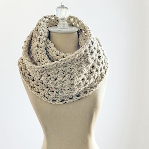 Crochet Infinity Scarf Pattern | Advanced Beginner Crochet Pattern | Super Chunky Crochet Cowl Pattern for Fall and Winter