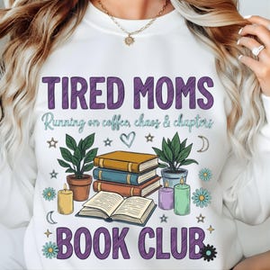 Maglietta del club del libro "Mamme stanche", felpa con cappuccio "Running on Coffee Chaos Chapters".