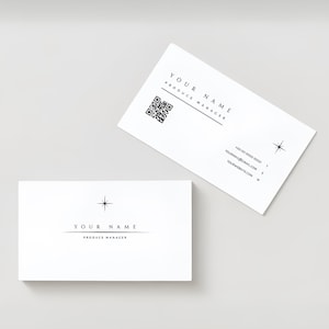 Op de afbeelding: Twee witte visitekaartjes met zwarte tekst en een sterrenpatroon. Eén kaart toont "YOUR NAME" en "PRODUCE MANAGER". De andere kaart heeft een QR-code, telefoonnummer, e-mail en websiteadres. De kaarten zijn strak en minimalistisch.