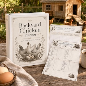 Op de afbeelding: Een witte ordner met de titel "Backyard Chicken Planner" met illustraties van kippen en eieren. Bevat de tekst "Egg Tracking, Flock Records, Coop Care". Er zijn ook checklists voor eitelling en seizoensgebonden kippenverzorging.