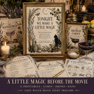 Può includere: Una collezione di fogli di gioco e cartelli stampati con illustrazioni botaniche, un gatto nero e testo tra cui Tonight, We Make A Little Magic, The Moonflower e The Midnight Garden, presentati con una cornice dorata e una penna.