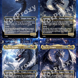 Peut inclure: Quatre cartes Magic: The Gathering mettant en vedette The Ur-Dragon, une créature légendaire Avatar Dragon. Chaque carte présente une interprétation artistique différente d'un dragon, avec des poses et des arrière-plans variés. Les cartes ont une puissance/endurance de 10/10.