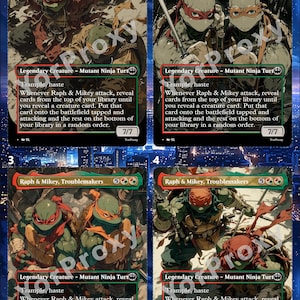 Puede incluir: Cuatro cartas coleccionables tituladas Raph & Mikey, Troublemakers, cada una con ilustraciones de dos tortugas mutantes. Las cartas muestran texto de juego, una fuerza y resistencia de 7/7, y la palabra YorProxy sobreimpresa.