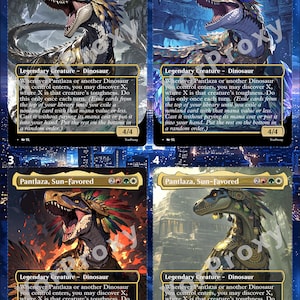 Peut inclure: Quatre cartes de jeu Magic: The Gathering mettant en vedette le dinosaure Pantlaza, Sun-Favored. Chaque carte a une illustration différente du dinosaure. Les cartes ont une bordure noire et du texte en anglais.