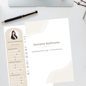 Könnte beinhalten: Ein professionelles Lebenslauf-Template mit Foto, Kontaktdaten und Kompetenzbereichen. Der Lebenslauf ist in Beige- und Brauntönen gehalten und hat ein modernes Design. Ein schwarzer Stift und ein Laptop sind ebenfalls zu sehen.