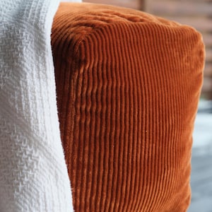 K&ouml;nnte beinhalten: Ein Set aus drei Keramikbechern mit gesprenkelter, matter Oberfl&auml;che. Jeder Becher hat eine andere Farbe: hellblau, cremefarben und grau. Die Becher haben ein schlichtes, modernes Design und einen bequemen Griff.