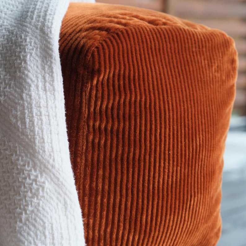 K&ouml;nnte beinhalten: Ein Set aus drei Keramikbechern mit gesprenkelter, matter Oberfl&auml;che. Jeder Becher hat eine andere Farbe: hellblau, cremefarben und grau. Die Becher haben ein schlichtes, modernes Design und einen bequemen Griff.