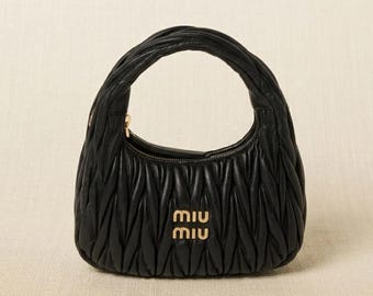 Torba typu hobo Miu Miu Wander – skóra nappa Matelassé ze złotym logo