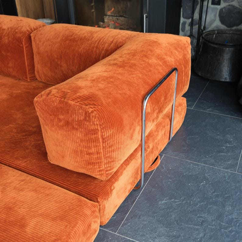 K&ouml;nnte beinhalten: Rustikales Holzschild mit dem Text "Welcome to our home" in wei&szlig;er Schrift. Das Schild hat eine Used-Optik und ein schlichtes, einladendes Design, ideal f&uuml;r die Eingangsbereichsdekoration.