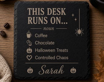 Cadeau d'Halloween pour le bureau | Ce bureau fonctionne au café, au chocolat et aux friandises d'Halloween | Cadeau humoristique pour un collègue | Sous-verre en ardoise personnalisé