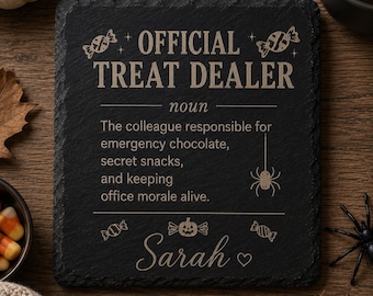Cadeau d'Halloween pour le bureau | Distributeur officiel de friandises | Cadeau humoristique pour collègue | Dessous de verre personnalisé en ardoise | Décoration de bureau