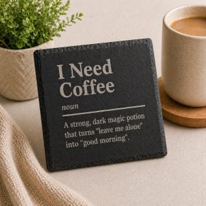 Rolig kaffeunderlägg i skiffer "Jag behöver kaffe" – Kontorspresent, present till kollega, rolig skrivbordsdekoration, present till kaffeälskare