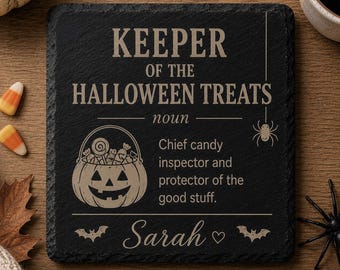 Cadeau d'Halloween personnalisé pour le bureau | Sous-verre « Gardien des friandises d'Halloween » | Cadeau humoristique pour collègue | Sous-verre en ardoise personnalisé | Cadeau pour les gourmands