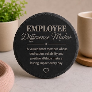 Peut inclure: Une plaque ronde en ardoise noire aux bords irréguliers portant le texte gravé : EMPLOYEE Difference Maker. A valued team member whose dedication, reliability and positive attitude make a lasting impact every day. Un petit cœur est gravé en bas.