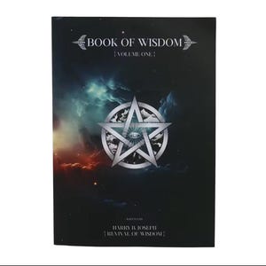 Peut inclure: Un livre intitulé "BOOK OF WISDOM, VOLUME ONE" avec une couverture sombre sur le thème cosmique. La couverture présente un pentagramme argenté avec un œil au centre, sur fond de tourbillons bleus, oranges et violets. Le nom de l'auteur et le titre du livre sont également visibles.