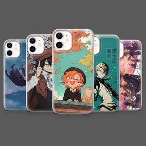 Può includere: Cinque cover trasparenti per smartphone con varie illustrazioni di personaggi in stile anime. I design includono un personaggio che cade in un cielo blu, una persona con un cappello marrone, un personaggio sorridente con un gatto, un personaggio con gli occhiali e una scena di gruppo.