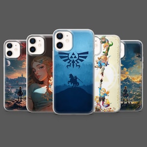 Puede incluir: Una colección de fundas para teléfonos con varios diseños. Las fundas muestran ilustraciones con personajes y paisajes, incluyendo una silueta de una persona a caballo, una mujer con cabello rubio y una persona de pie en una montaña.