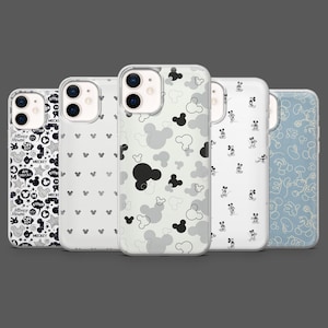Puede incluir: Cinco fundas para teléfono con varios diseños. Una funda tiene un patrón de cómic en blanco y negro con texto. Otras fundas presentan siluetas y personajes de Mickey Mouse en negro, gris y azul claro.