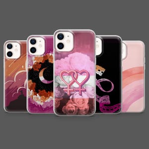 Puede incluir: Una colección de cinco fundas para teléfonos con varios diseños. Una funda presenta un patrón floral rosa y blanco con un doble símbolo de Venus. Otras fundas muestran una puesta de sol, una luna creciente, un fondo negro con un diseño de encaje y un diseño de acuarela rosa.