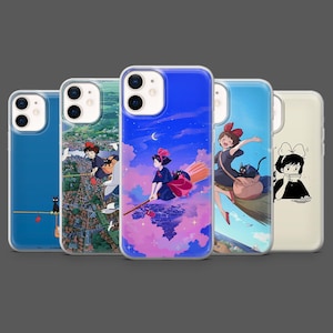 以下が含まれることがあります： アニメスタイルのイラストが描かれた携帯電話ケースのコレクション。若い魔女、黒猫、都市景観など、さまざまなシーンが描かれています。青、ピンク、紫の色使いで、気まぐれな美しさを演出しています。