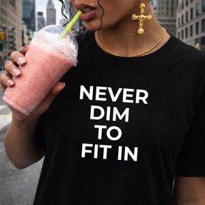 Never Dim To Fit In T-shirt | Motiverende quote | Opvallend T-shirt | T-shirt met zelfvertrouwen | Inspirerende kleding