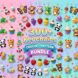 Op de afbeelding: Een verzameling kleurrijke gehaakte sleutelhangers in verschillende vormen, waaronder dieren, voedsel en bloemen. De afbeelding toont een banner met de tekst "300+ Keychains Crochet Pattern Bundle."