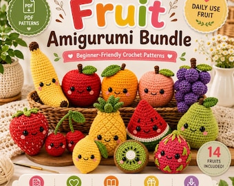 Op de afbeelding: Een verzameling van 14 gehaakte amigurumi-fruitfiguren, waaronder een banaan, appel, sinaasappel, perzik, druiven, aardbei, kersen, ananas, watermeloen, citroen, kiwi en drakenfruit, gepresenteerd in een mand met de tekst Fruit Amigurumi Bundle.