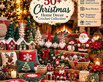 Op de afbeelding: Een collectie gehaakte kerstdecoraties waaronder miniatuurbomen, huisjes, kabouters, een sneeuwman, de Kerstman, een peperkoekmannetje, kussens, kransen en ornamenten. Een bordje vermeldt 50+ Christmas Home Decor Crochet Collection.