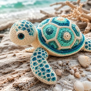 Peut inclure: Une tortue de mer en crochet, jouet en peluche avec une tête et des membres couleur crème ornés de motifs géométriques bleu sarcelle et bleu foncé. La carapace est composée de motifs hexagonaux en nuances de sarcelle, turquoise et crème.