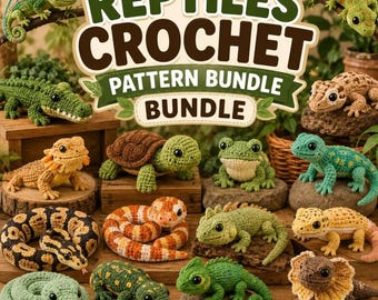Op de afbeelding: Een verzameling van diverse gehaakte reptielen en amfibieën, waaronder een slang, schildpad, kikker en hagedissen, weergegeven met een centraal bord met de tekst REPTILES CROCHET PATTERN BUNDLE. De items zijn gemaakt van groen, bruin en oranje garen.